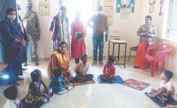 कलेक्टर बनीं शिक्षक, बच्चों की ली क्लास