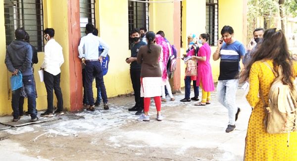 प्राइवेट छात्रों ने की जनभागीदारी शुल्क माफ करने की मांग