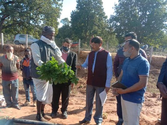 गांवों में सरकारी योजनाओं के अमल के लिए अदाणी फाउंडेशन की पहल