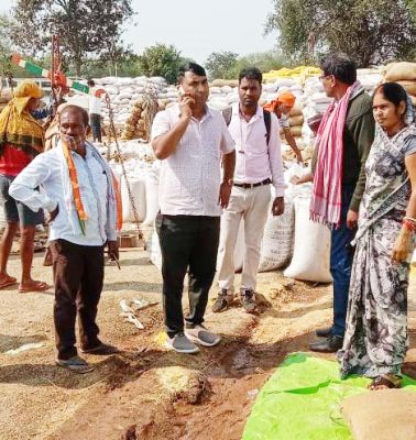 जिपं सदस्य ने धान खरीदी केंद्र का किया निरीक्षण