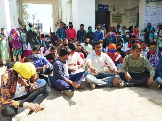 वसूली का आरोप, अभाविप ने किया दिग्विजय कॉलेज में किया प्रदर्शन