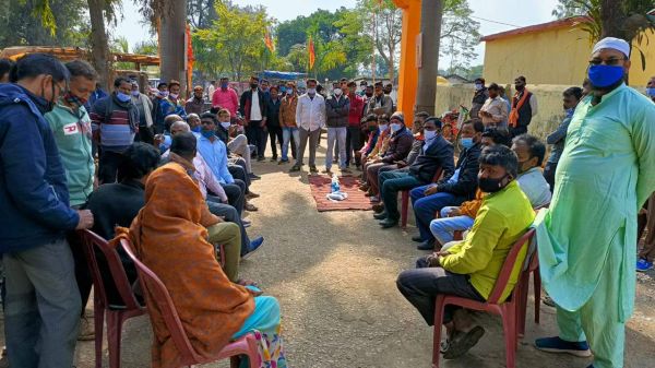 साप्ताहिक बाजार में दुकान लगाने की अनुमति नहीं, हंगामा, कारोबारी धरने पर, जाम, समझाइश पर मानें