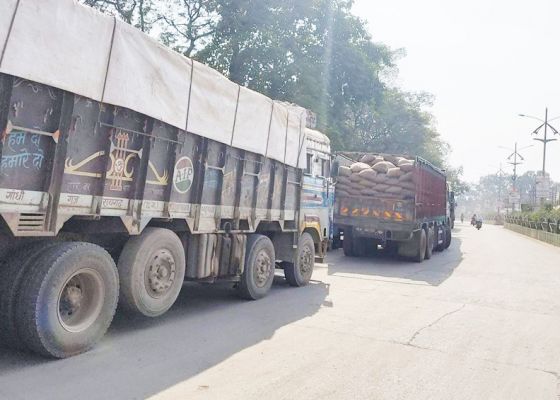 सडक़ किनारे बेतरतीब खड़े वाहनों से यातायात प्रभावित