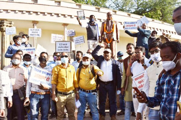 पदोन्नति की मांग, सीएम के नाम सौंपा ज्ञापन