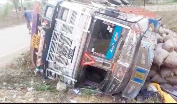 पचराही के पास धान से भरा ट्रक पलटा