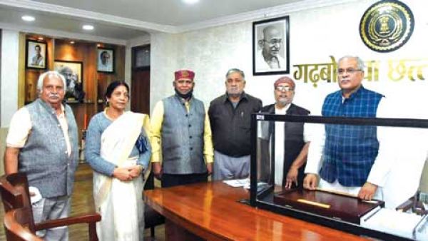 राज्य संयुक्त पेंशनर्स फेडरेशन, ने सीएम से की मुलाकात, पेंशन प्रकरणों में हो दिक्कतें बताई