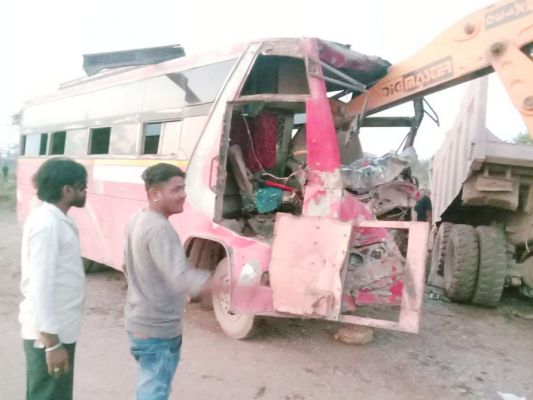 बस को हाईवा ने मारी ठोकर, 8 घायल