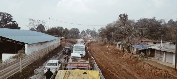 युकां ने एनएच को जाम कर किया विरोध प्रदर्शन