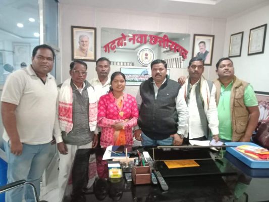 नवनिर्वाचित विश्रामपुरी ‘अ’ सरपंच ने कांग्रेस का थामा दामन