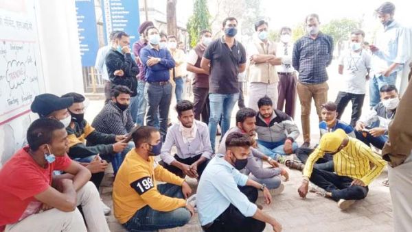 अभाविप ने लगाया कॉलेज में वसूली का आरोप, धरना-प्रदर्शन