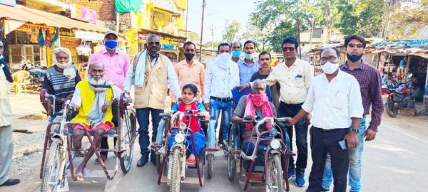 चार दिव्यांगों को मिली ट्राईसिकल