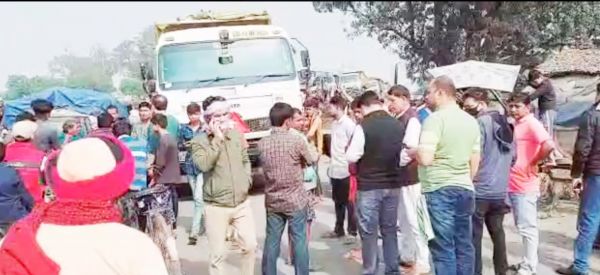 अंडरब्रिज बनाने की मांग पर सेंदरी में चक्काजाम, दोनों ओर वाहनों की कतार लगी