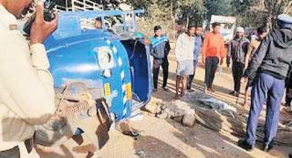 ट्रक ने आटो को मारी टक्कर, नौ लोग घायल