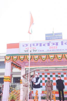 जगह-जगह शान से लहराया तिरंगा