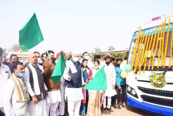दो मेडिकल मोबाइल यूनिट को हरी झंडी दिखाकर किया रवाना