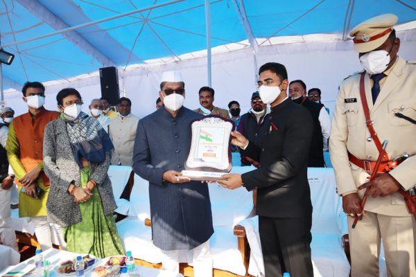 विस अध्यक्ष डॉ. महंत ने किया ध्वजारोहण