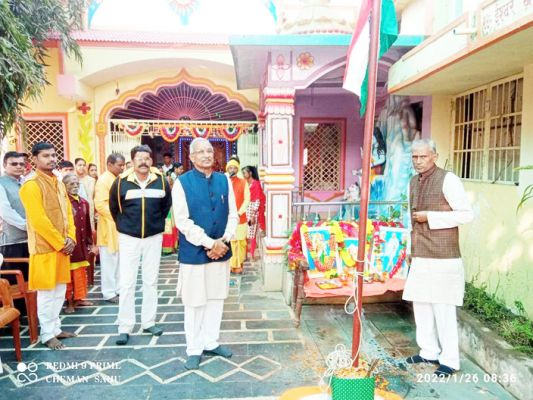 पूर्व सांसद चंदूलाल ने फहराया तिरंगा