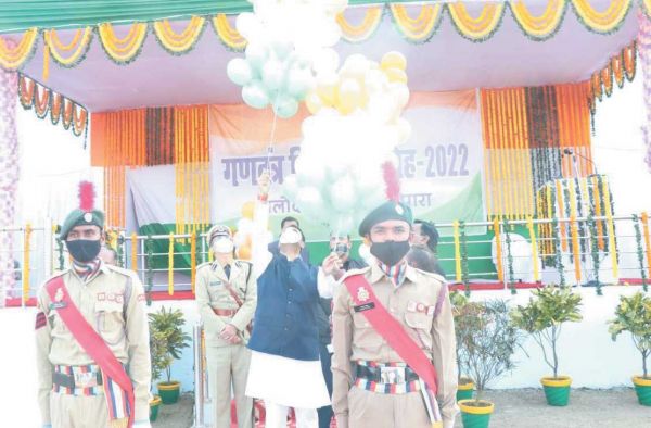 उच्च शिक्षा मंत्री ने फहराया तिरंगा, शहीदों के परिजनों का सम्मान