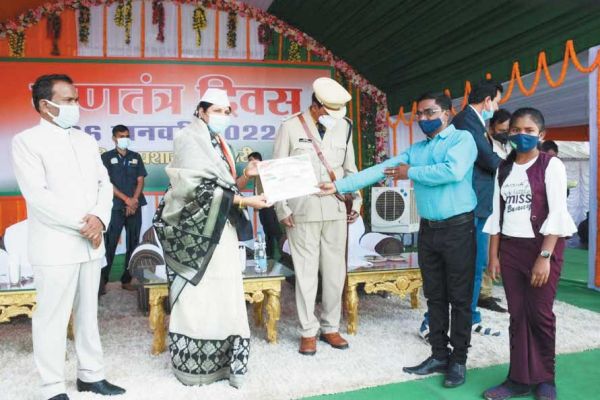 धरसींवा विधायक अनिता ने किया ध्वजारोहण