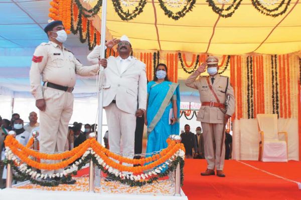   अमरजीत ने ध्वजारोहण कर ली परेड की सलामी, शहीदों के परिजनों को किया सम्मानित