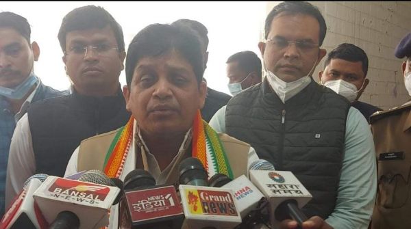 प्रभारी मंत्री ने जिले की गतिविधियों का लिया जायजा