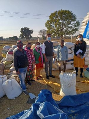 दुकान और उपार्जन केंद्र से 377 बोरी धान जब्त