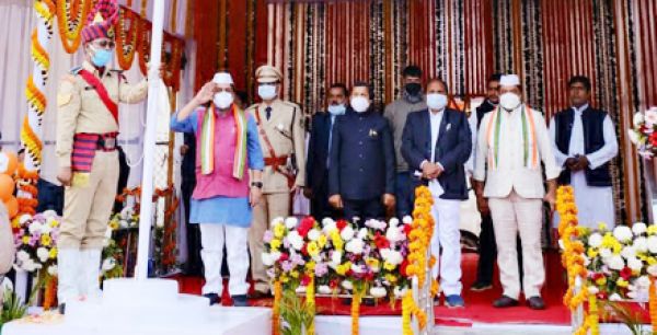 सरगुजा में प्रभारी मंत्री डॉ. डहरिया ने फहराया तिरंगा