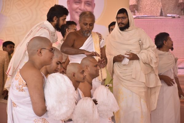 शानो-शौकत को छोड़ संयम की राह पकड़े डाकलिया परिवार ने दीक्षा से पहले 30 करोड़ की संपत्ति की दान