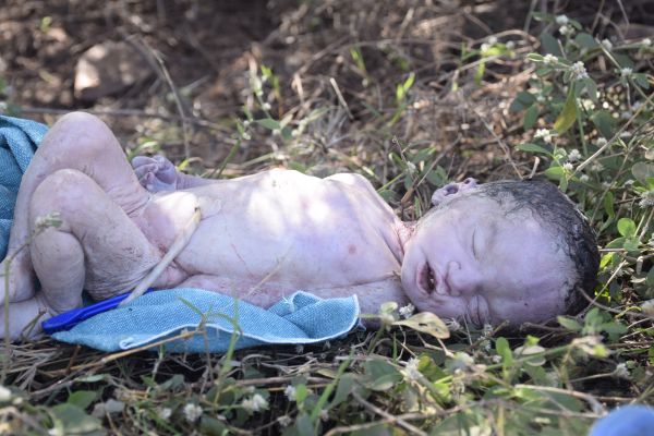 मुक्तिधाम के करीब पेड़ के नीचे मिला नवजात का शव