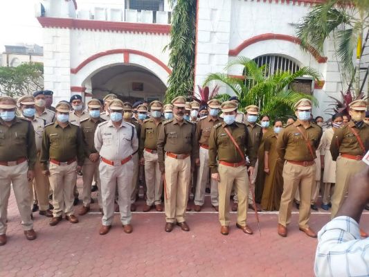 सशस्त्र जवानों ने दी तिरंगे को सलामी, पुलिस कार्यालय में एसपी ने किया ध्वजारोहण