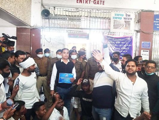 एनएसयूआई ने रेलवे स्टेशन में किया प्रदर्शन