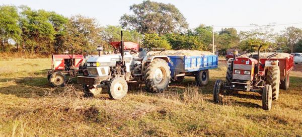 चोरी छुपे चल रही थी रेत की अवैध खुदाई, 4 ट्रैक्टर सहित हाईवा जब्त