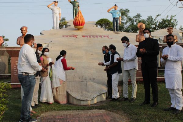 जगह-जगह ध्वजारोहण, शान से लहराया तिरंगा