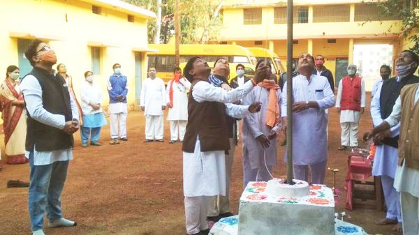 रामूराम साहू ने ध्वजारोहण कर तिरंगे झंडे को सलामी दी