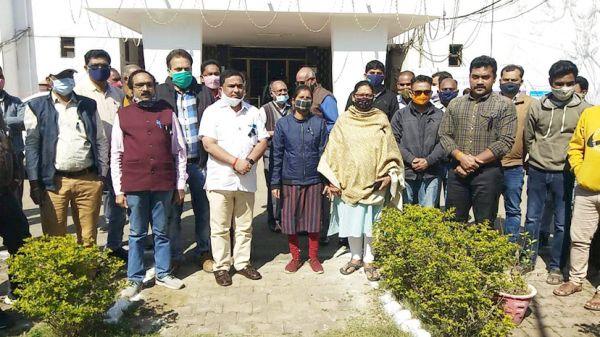 डीए और गृहभाड़ा भत्ता की मांग पर प्रदर्शन