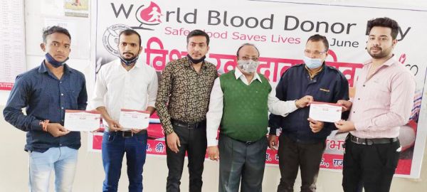 युवाओं ने किया रक्तदान