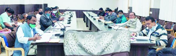 कलेक्टर ने लोक निर्माण विभाग की बैठक लेकर की समीक्षा