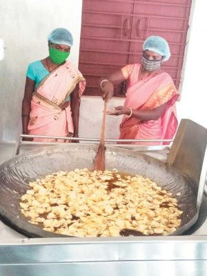 गोठान में महिलाओं ने आलू चिप्स उत्पादन में भी आजमाया हाथ