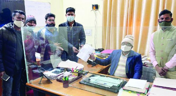 परीक्षा फॉर्म भरने की तिथि बढ़ाने समेत मांगों को ले एनएसयूआई ने सौंपा ज्ञापन