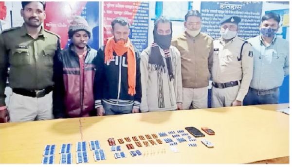 नशीली दवा बेचने ग्राहक की तलाश करते 3 गिरफ्तार