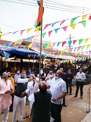 व्यापारी संघ के पदाधिकारियों ने किया ध्वजारोहण