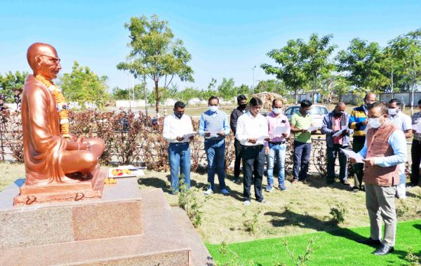 शहीदों की स्मृति में कलेक्टोरेट में रखा दो मिनट का मौन