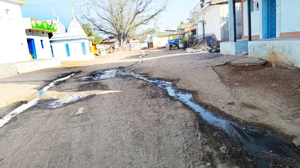 मूलभूत सुविधाओं के लिए तरस रहे ग्रामीण