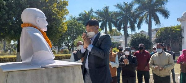 मौन धारण कर शहीदों को दी श्रद्धांजलि