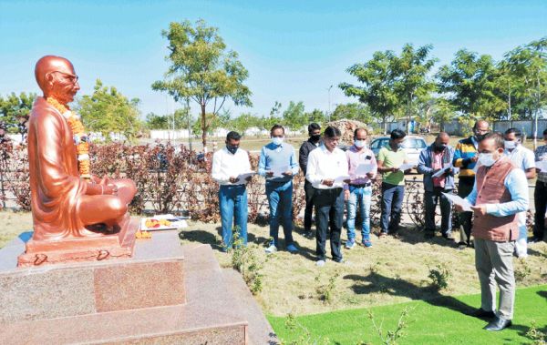 शहीदों की स्मृति में कलेक्टोरेट में रखा दो मिनट का मौन