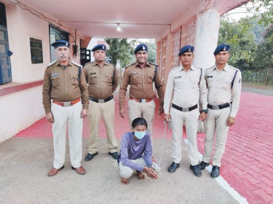 मोबाइल दुकान में सेंधमारी कर चोरी, 2 नाबालिग सहित तीन गिरफ्तार