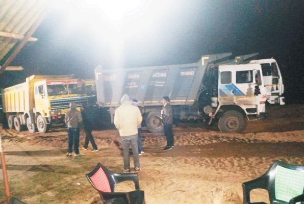 रात को रेत खदानों में दबिश, वाहन छोड़ फरार हुए चालक