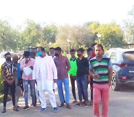 धनहा रकबा की ऑनलाइन एंट्री नहीं, दर्जनों किसानों का नहीं बिका धान, कलेक्टर को ज्ञापन