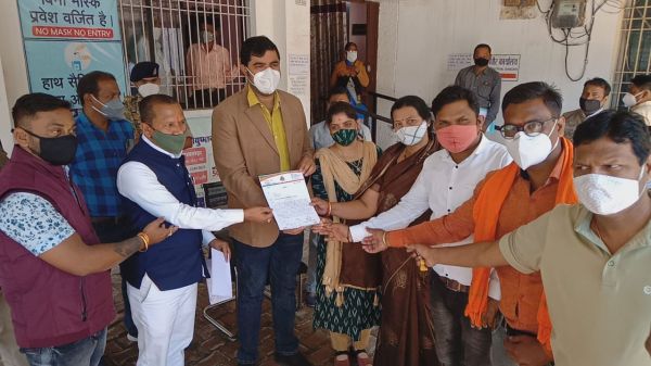अवैध कॉलोनी निर्माण पर रोक लगाने भाजपा पार्षद मिले आयुक्त से