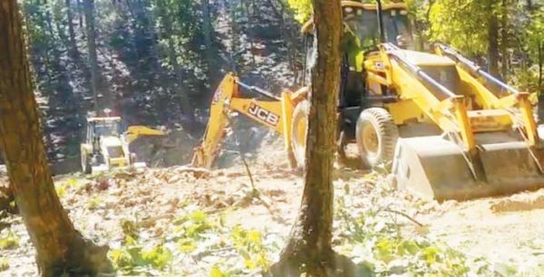 पार्क क्षेत्र में ग्रामीणों को नहीं मिल रहा है काम, जेसीबी से काम पर रोक लगाने की कर रहे हैं मांग 